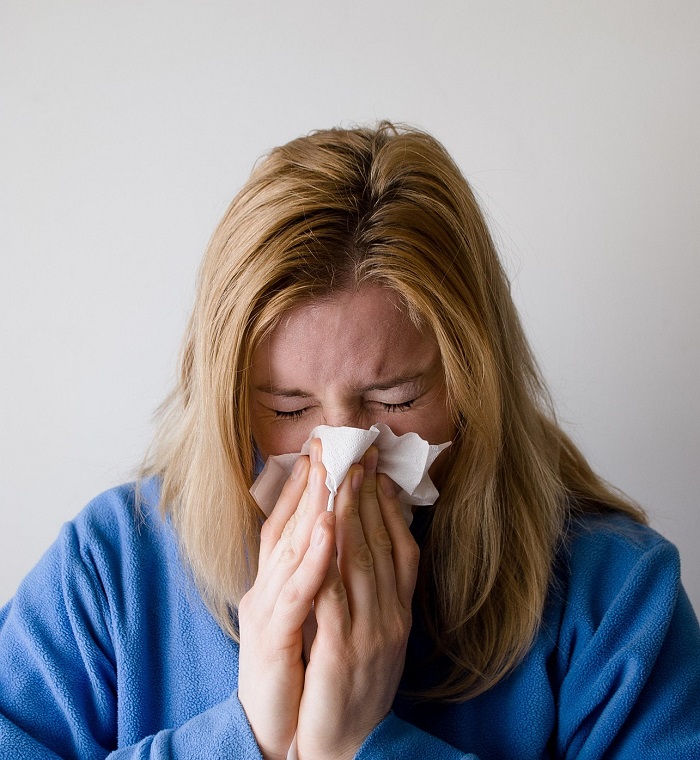 mlada žena duva nos