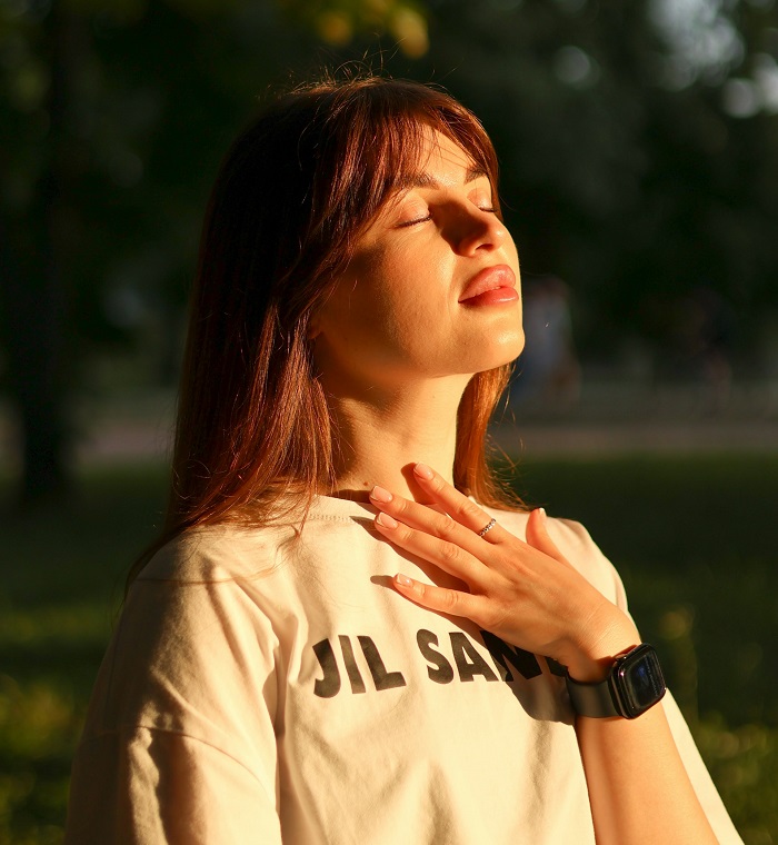 devojka sa rukom na grlu