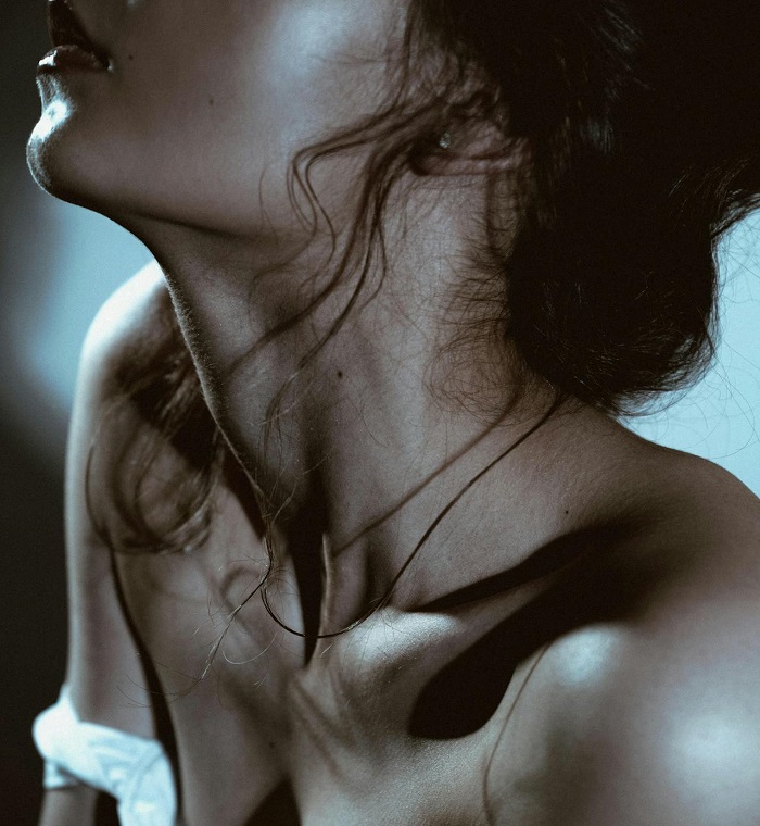 mlada žena koju muče uvećani čvorovi na vratu