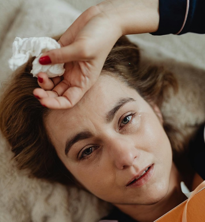 devojka koja ima probleme sa curenjem krvi iz nosa