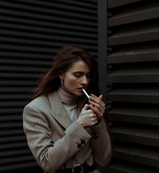 Žena puši cigaretu