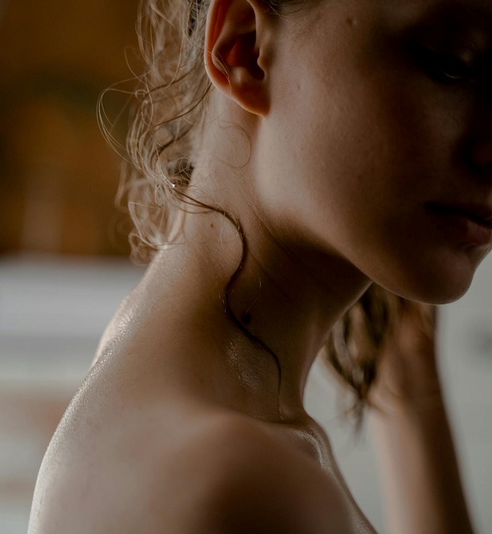 devojka koju boli vrat