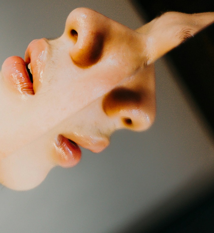 nos mlade žene koja ima probleme sa disanjem