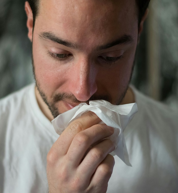 Muškarac koristi maramicu