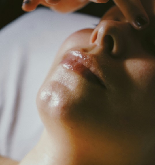 lice mlade devojke tokom tretmana