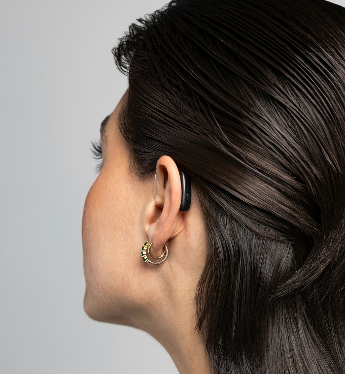 Žena nosi moderan aparat za uho