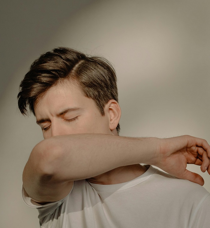 Mladić kašlje u rame