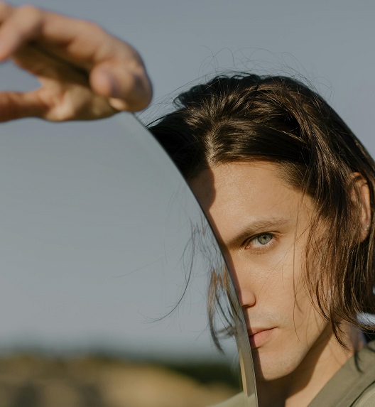 Muškarac drži ogledalo