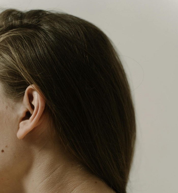 Profil žene pre aspiracije sekreta i cerumena iz uha