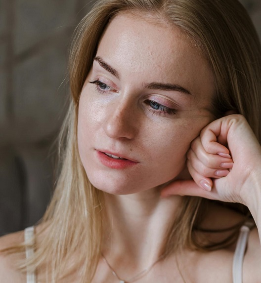 devojka gleda u stranu