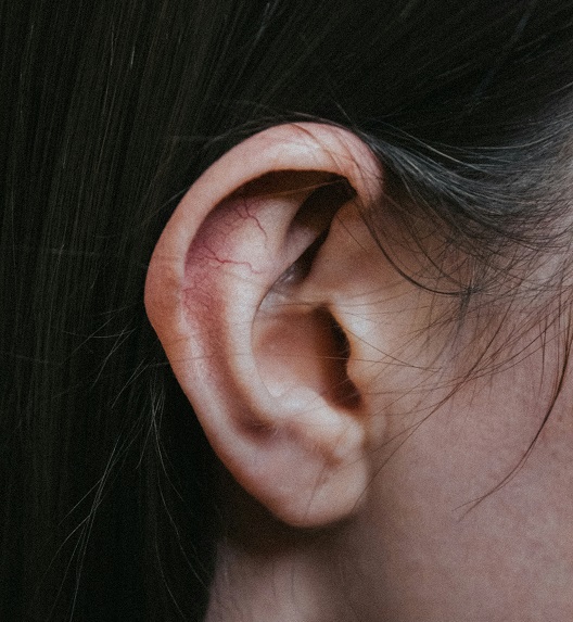 uvo koje pokazuje crvenilo i iritaciju koji ukazuju na opasnosti samostalnog korišćenja kapi za uho