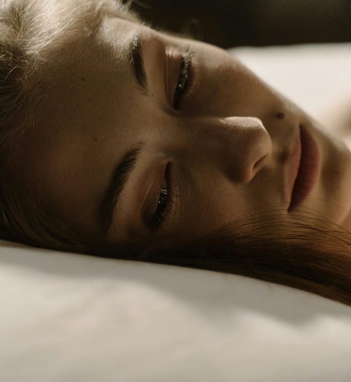 žena sa mladežom na obrazu