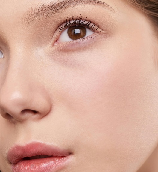 žena sa mladoolikom kožom