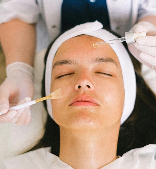 tretman lica serumom i četkicom za nanošenje