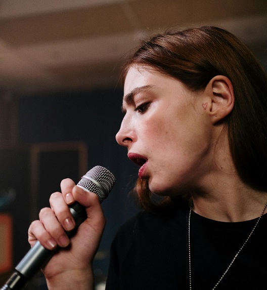 Pevačica vežba disanje jer joj se glas menja sa godinama