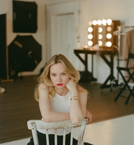 zamišljena mlada žena