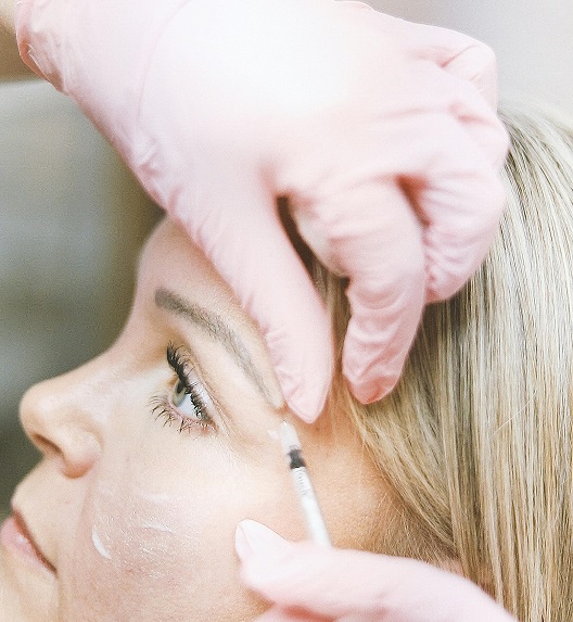 doktor pažljivo izvodi tretman lica