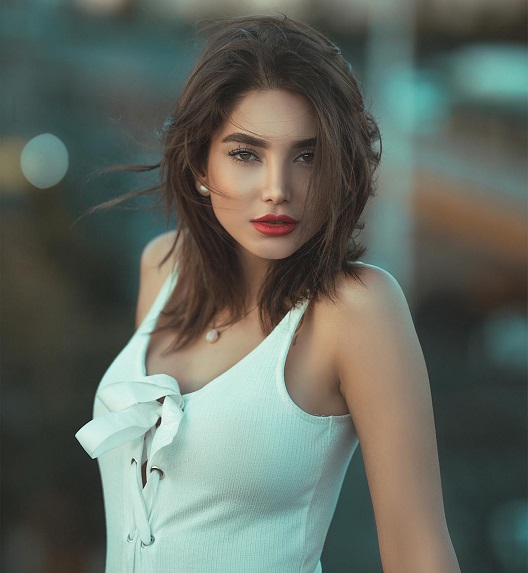 mlada žena sa šminkom na licu