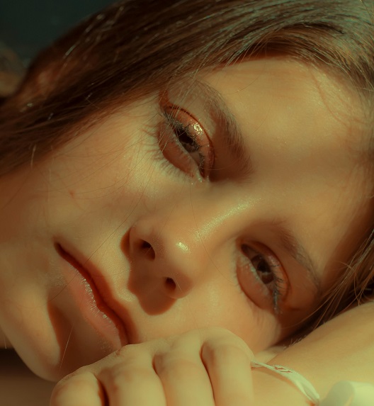 Žena sa prirodnim sjajem kože na dnevnom svetlu