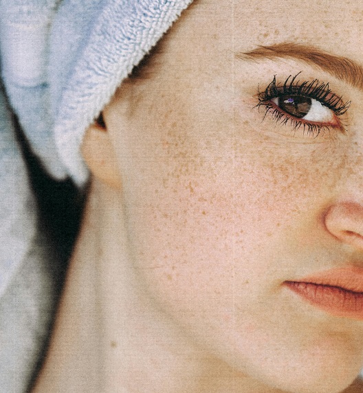 mlada žena izraženih očiju