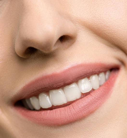 devojka sa zdravom kožom nosa