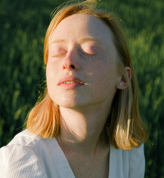 Žena na suncu sa zatvorenim očima