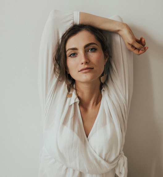 Žena opuštenog izraza lica pokazuje prirodan sklad proporcija.