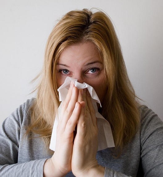 Žena koja se bori sa zapušenim nosom