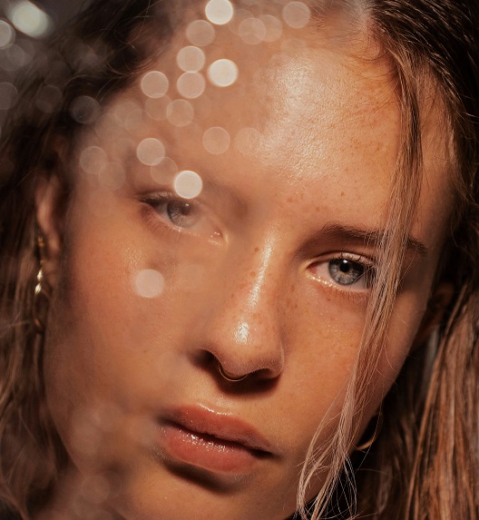 mlada žena sjajne kože