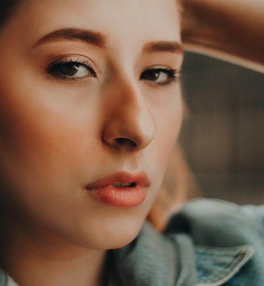 devojka kod koje je prisutna grba na nosu