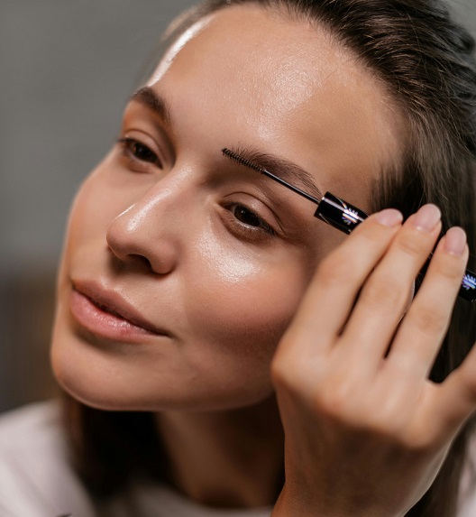 mlada žena sa prirodno negovanom, glatkom kožom