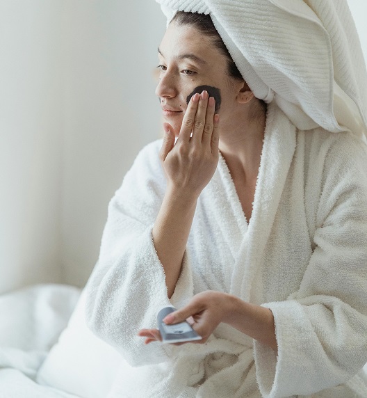 Žena u kupatilu mora čitati deklaracije pre maske