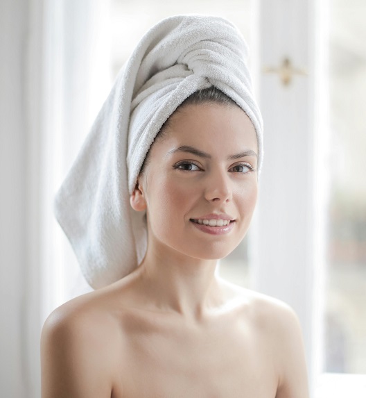 mlada žena sa peškirom na glavi