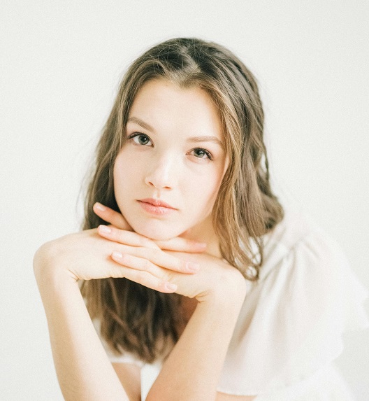 mlada žena zategnute kože