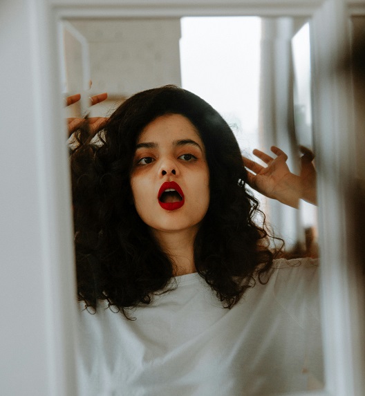 Женщина с удлинённым небным язычком, испытывающая дискомфорт при разговоре