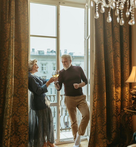 An older couple over drinks discusses the impact of alcohol on ear function.