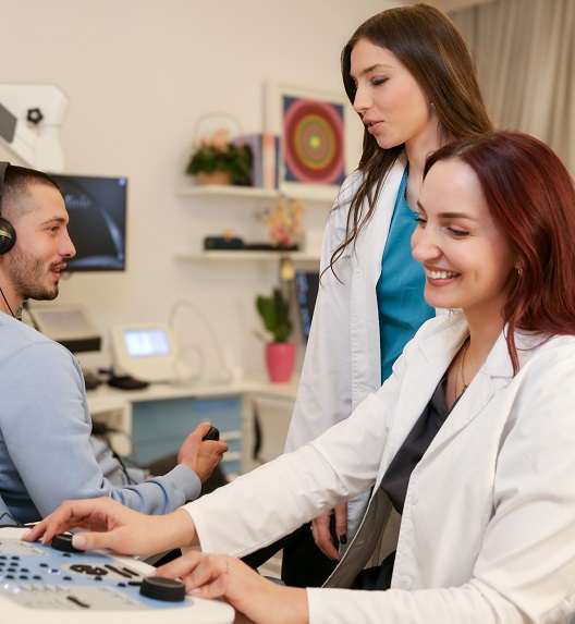 Tim ORL stručnjaka obavlja savremeno testiranje sluha.