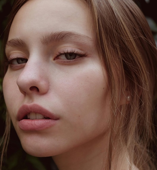 žena sa definisanim konturama lica i punim jagodicama