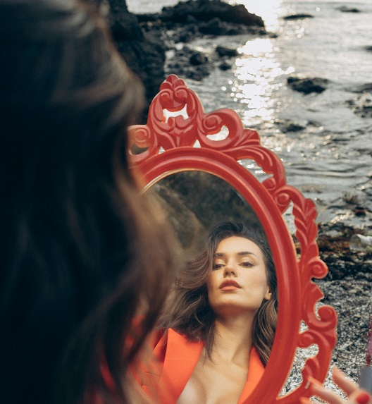 mlada žena se ogleda