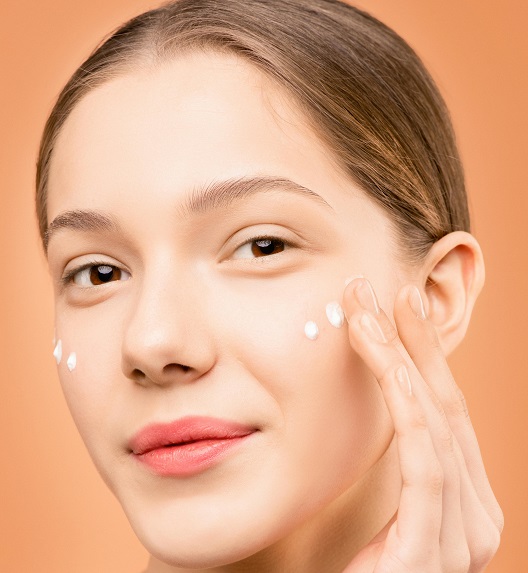 a young woman who uses cysteamine in cosmetics