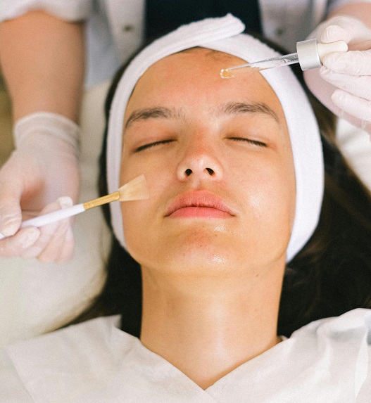 Žena tokom tretmana biorevitalizacij